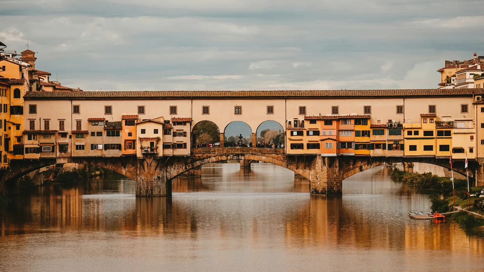 Ponte Vecchio mit dem Vasarikorridor in der oberen Etage