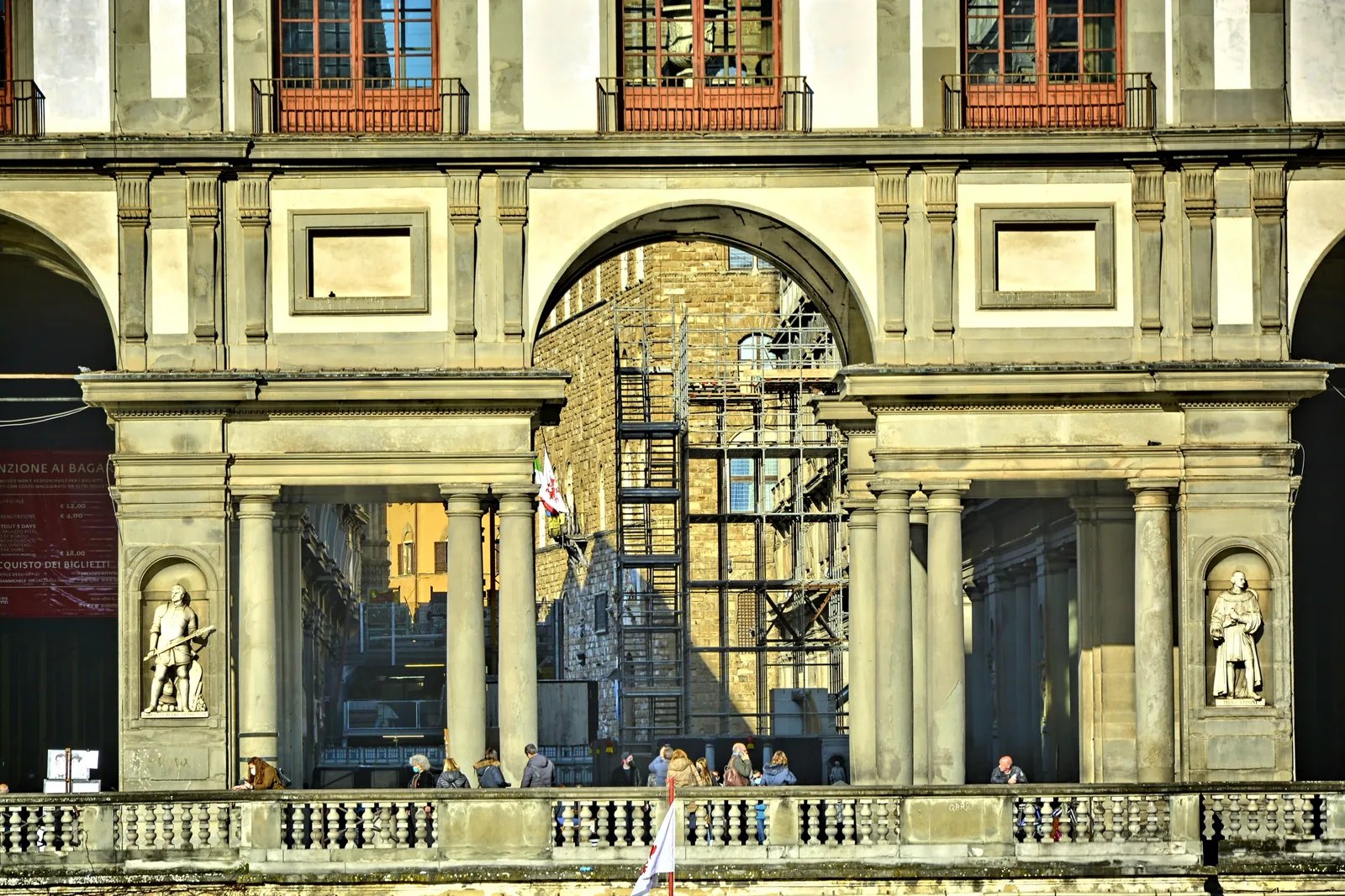 Uffizien-Fassade von der Arno-Seite